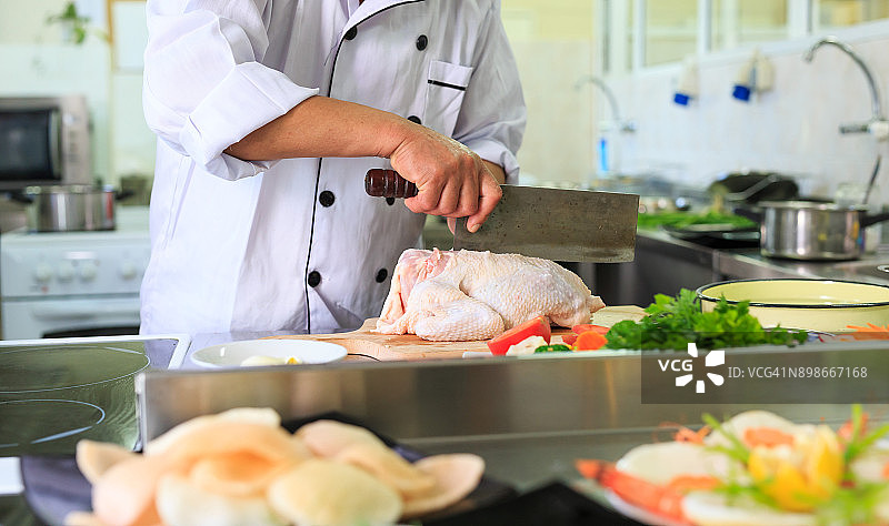 亚洲厨师准备鸡肉图片素材