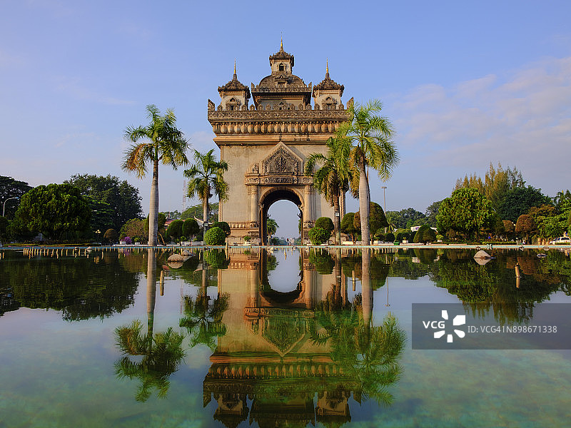 老挝万象凯旋门灯光装饰图片素材