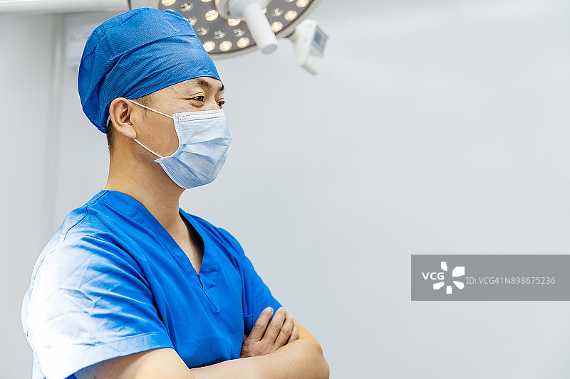戴着口罩在手术室的亚洲外科医生，中国上海图片素材