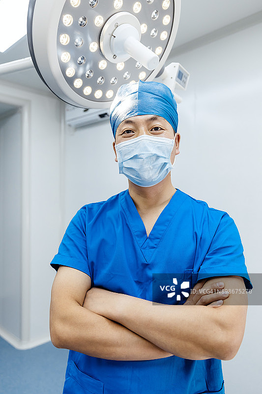 戴着口罩在手术室的亚洲外科医生，中国上海图片素材