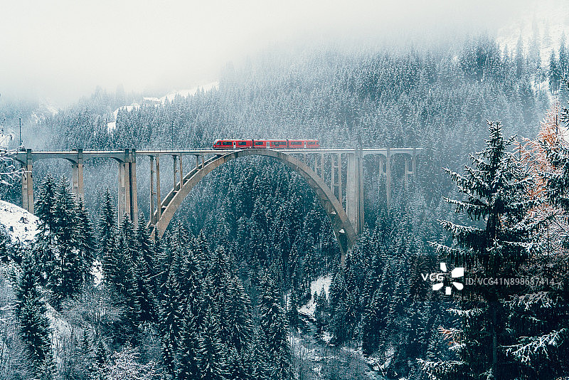 瑞士高架桥列车风光图片素材