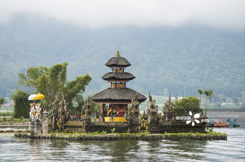 巴厘岛布拉坦湖畔的乌伦达努布拉坦寺庙，印度尼西亚，东南亚，亚洲图片素材