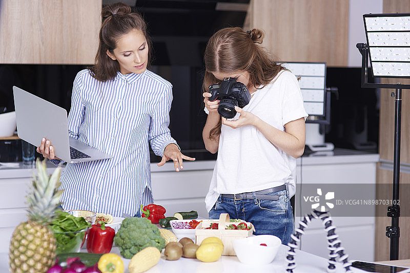 女人在厨房拍摄食物图片素材