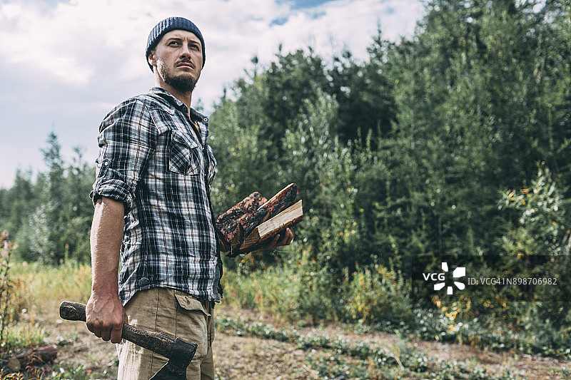 男人在乡村景观中砍柴图片素材