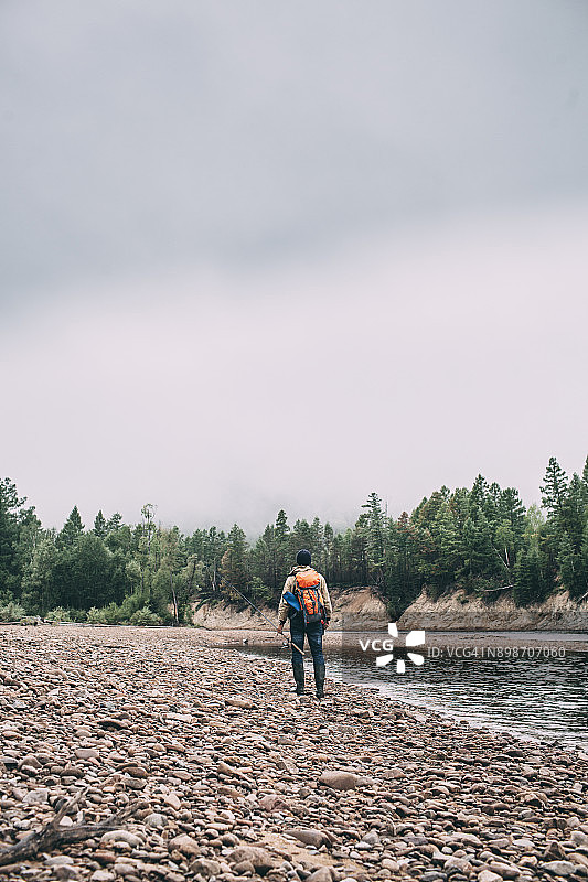 乡村景观中河岸边的垂钓者图片素材