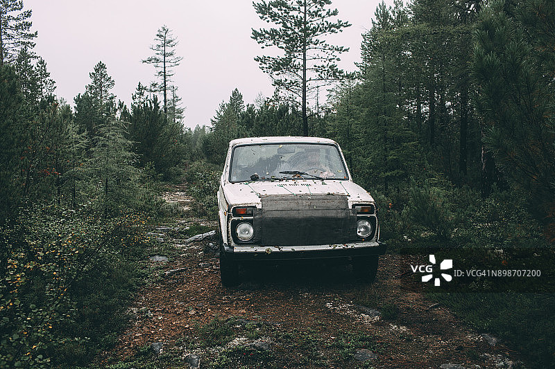 停在森林里的汽车图片素材