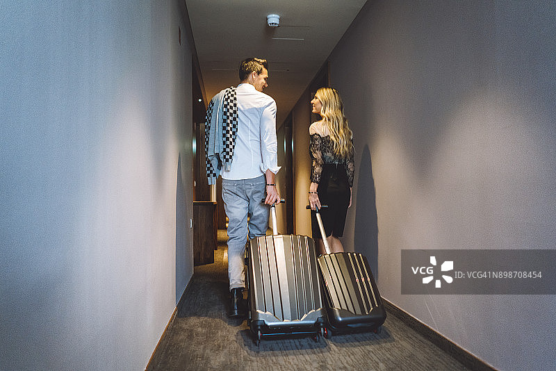 兴奋的夫妇前往他们的酒店房间图片素材