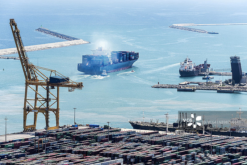 巴塞罗那港口油轮航拍图片素材