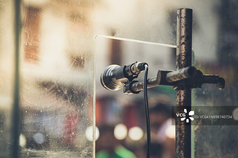 窗边的复古麦克风图片素材