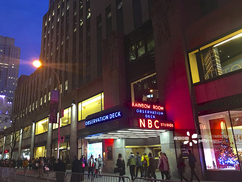 夜晚，纽约洛克菲勒中心附近的人们图片素材