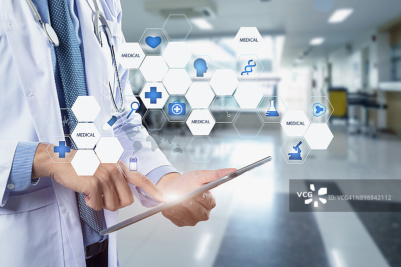 医疗保健：医生使用平板电脑工作图片素材