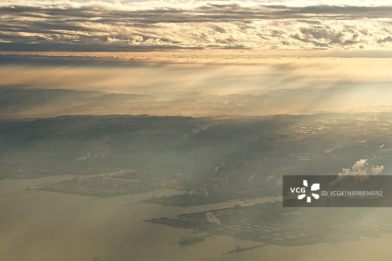 飞机航拍：千叶县袖浦市的港口与山脉晨曦图片素材