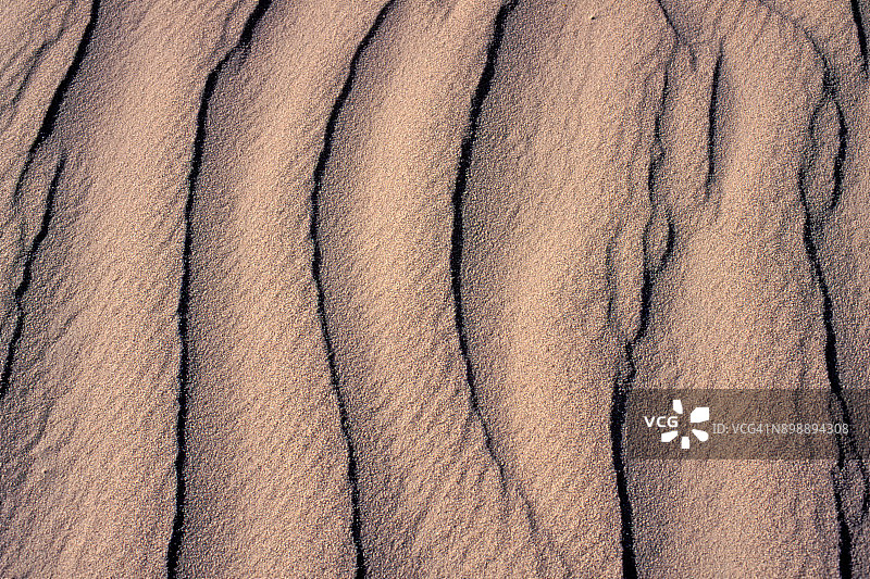 沙漠中的沙地痕迹图片素材