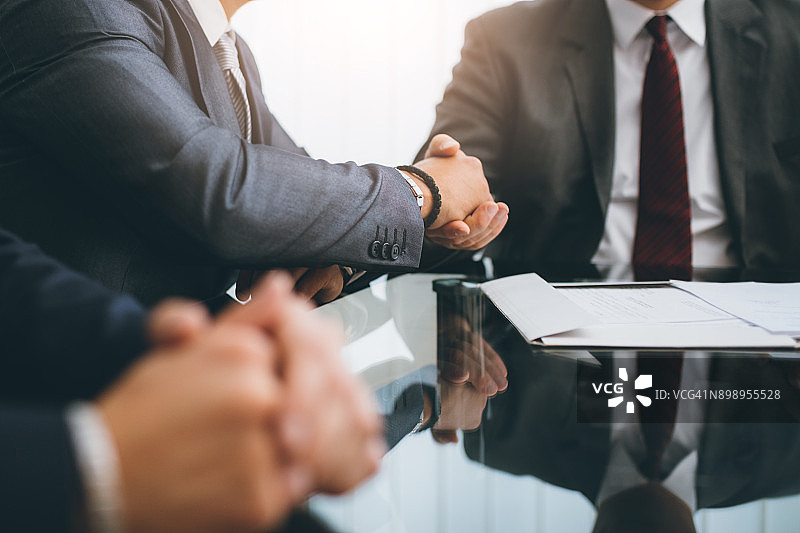 商务人士握手，结束会议图片素材