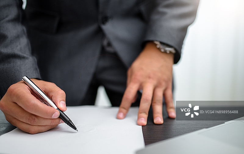 商人签署文件图片素材