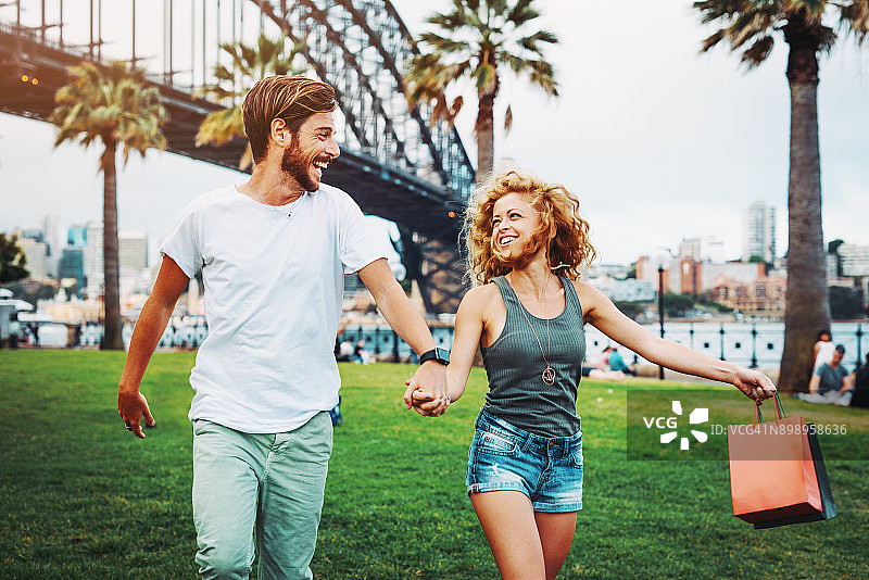 在城市中心购物的漂亮情侣图片素材