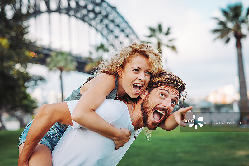 度蜜月的新婚夫妇图片素材
