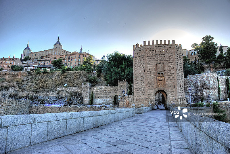 西班牙托莱多阿尔坎塔拉桥拱门图片素材