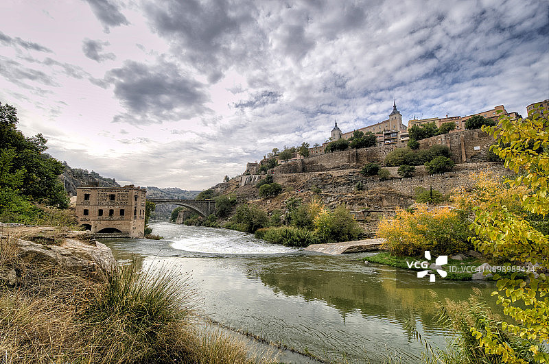 西班牙卡斯蒂利亚-拉曼查托莱多境内的特茹河图片素材