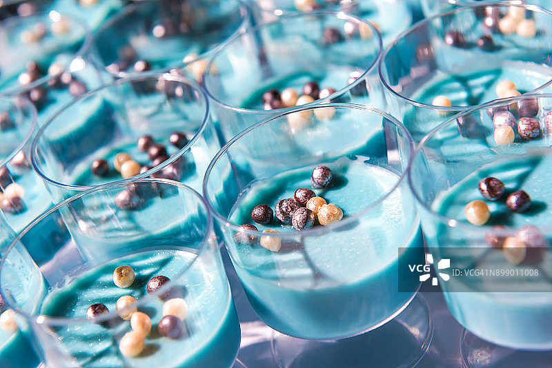 玻璃杯中的蓝色布丁图片素材