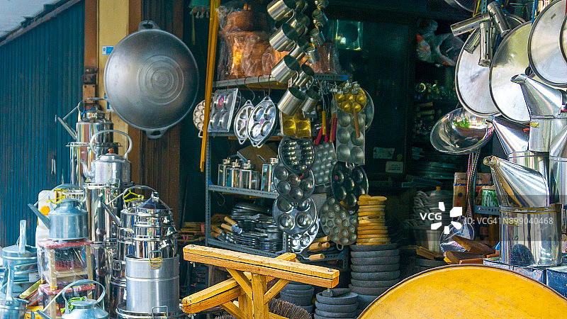 在Beringharjo传统市场上出售的各种金属物品图片素材