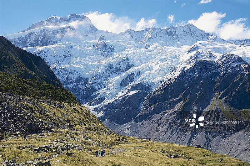 徒步者在西夫顿山和雪山下的基亚角步道上图片素材