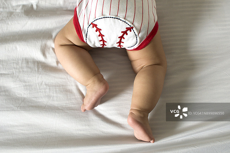 穿着棒球服的婴儿图片素材