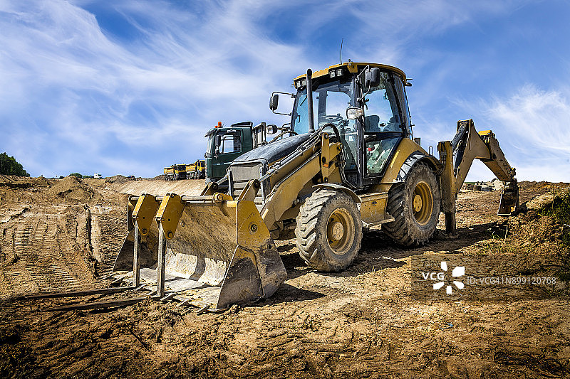 波兰高速公路建设中的黄色推土机图片素材