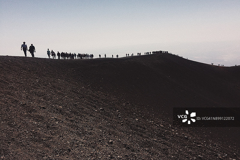 埃特纳火山上的游客图片素材