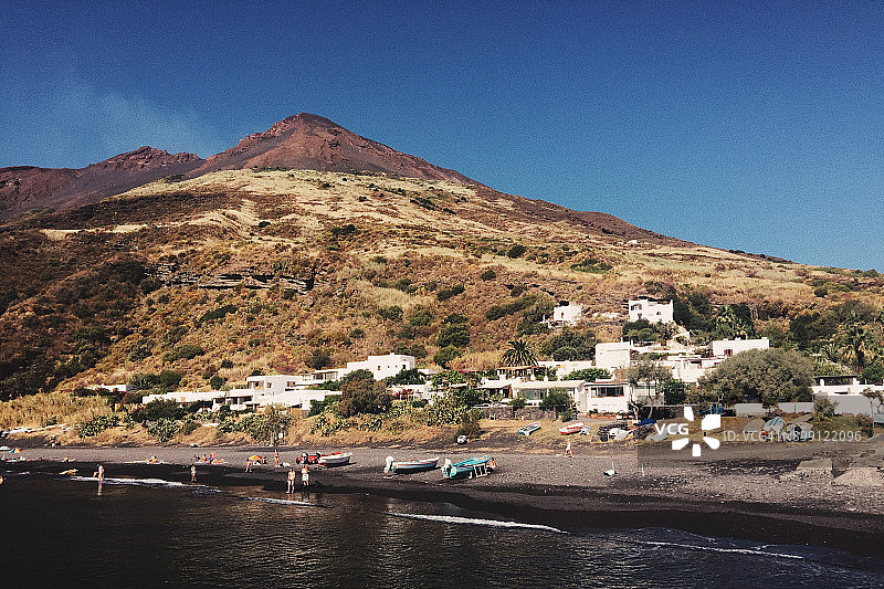 从港口远眺斯特龙博利岛图片素材