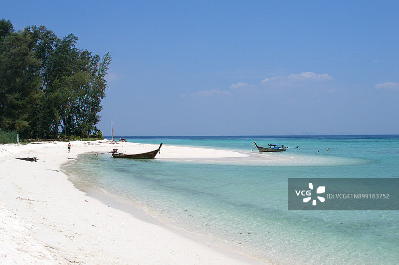 泰国甲米府博达岛天堂般的热带岛屿的清澈白色沙滩图片素材