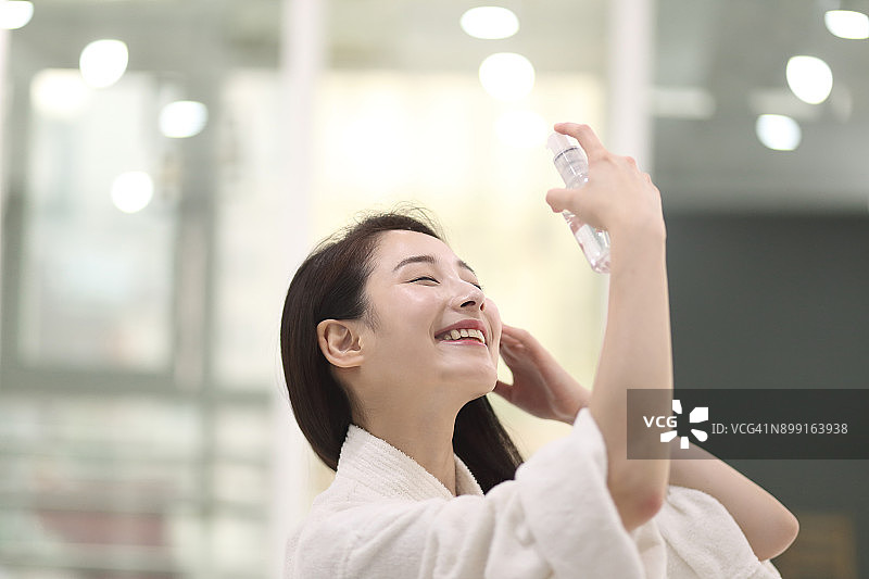 女人在客厅里喷洒图片素材