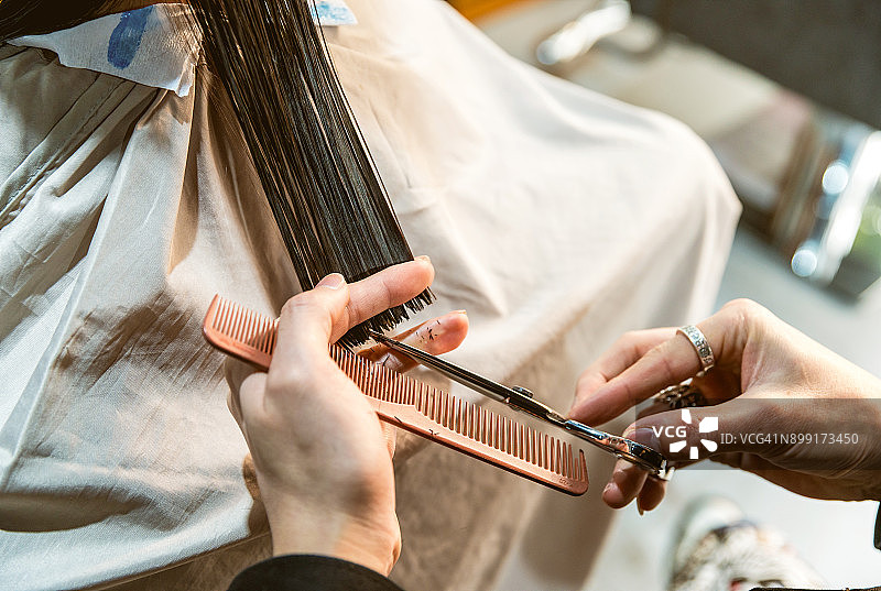 理发师在剪发图片素材