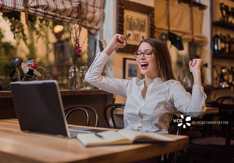 年轻创业者的辛勤工作终获回报图片素材