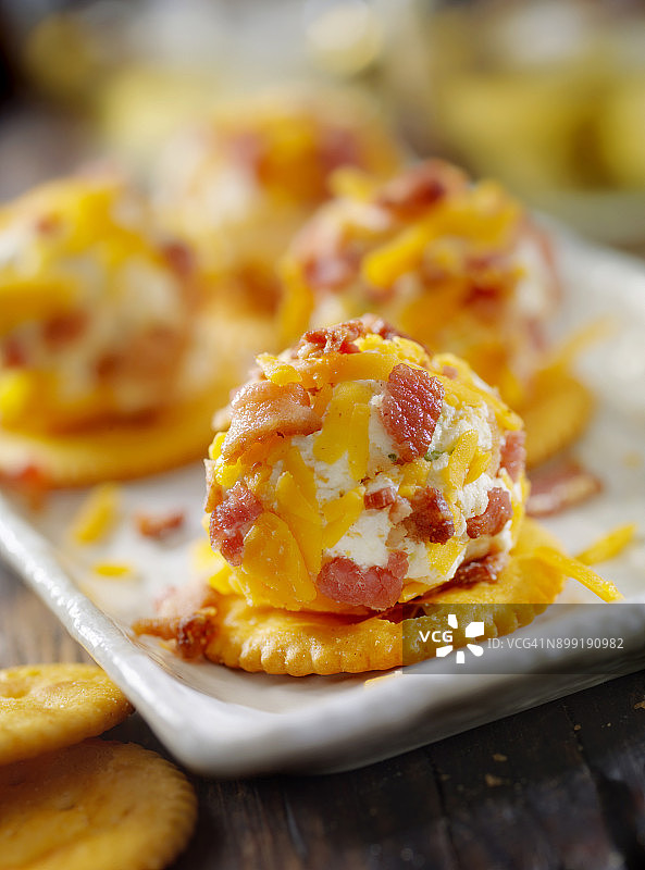 培根切达奶酪球配饼干图片素材