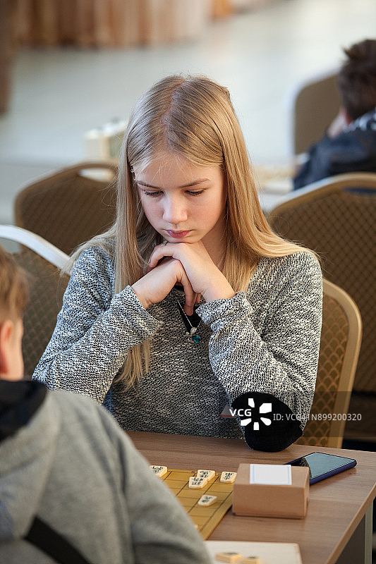 青少年玩将棋图片素材