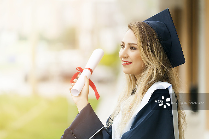 毕业季微笑的女人图片素材