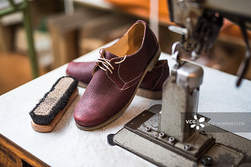 缝纫机旁漂亮的定制皮革鞋图片素材