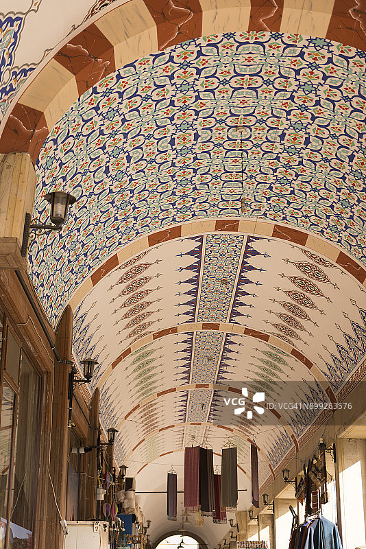 于尔居普建筑内色彩鲜艳的拱形马赛克天花板图片素材