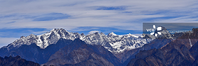 印度北阿坎德邦喜马拉雅山脉全景，包括南达 देवी峰、玛纳帕尔巴特峰等图片素材