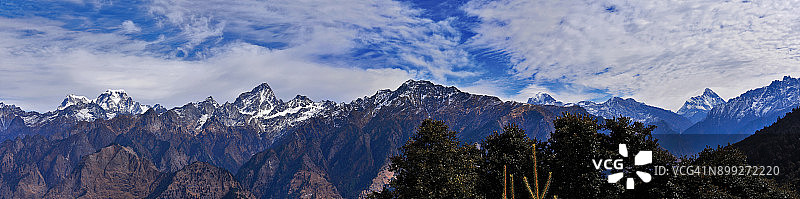 印度北阿坎德邦喜马拉雅山脉全景，包括南达 देवी峰、玛纳帕尔巴特峰等图片素材