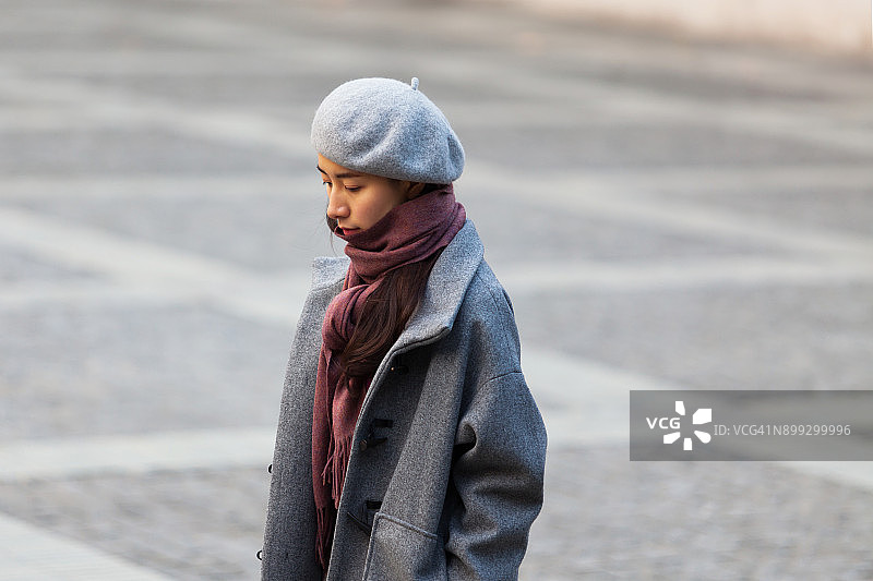 在上海 Bund（中国东亚）的年轻女子图片素材