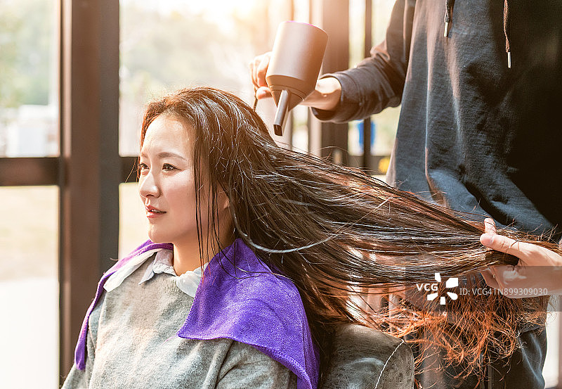 女人在美发店做发型图片素材
