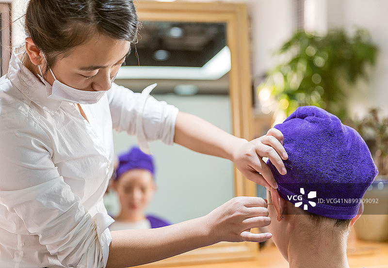 女人在美发店做发型图片素材