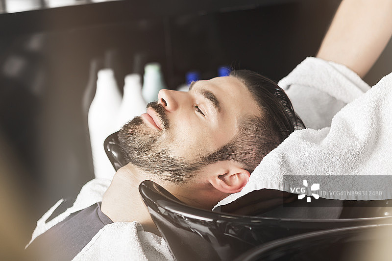 在理发店洗头图片素材