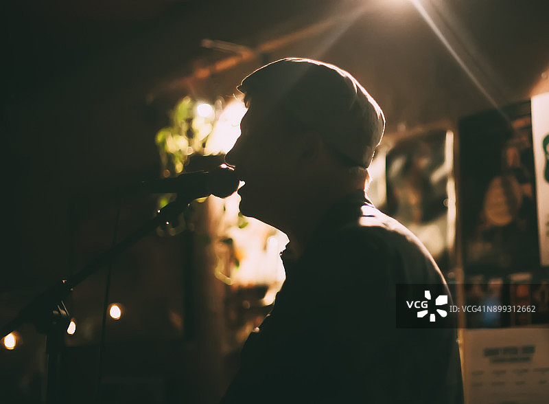 舞台上的歌手图片素材