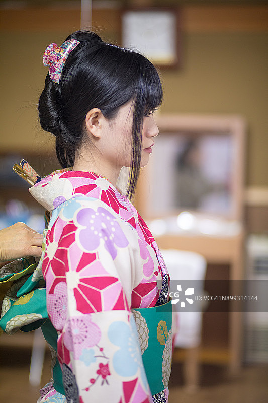 年轻女人整理和服图片素材