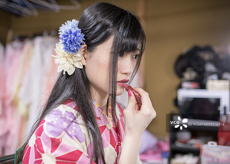 穿和服涂口红的年轻女人图片素材