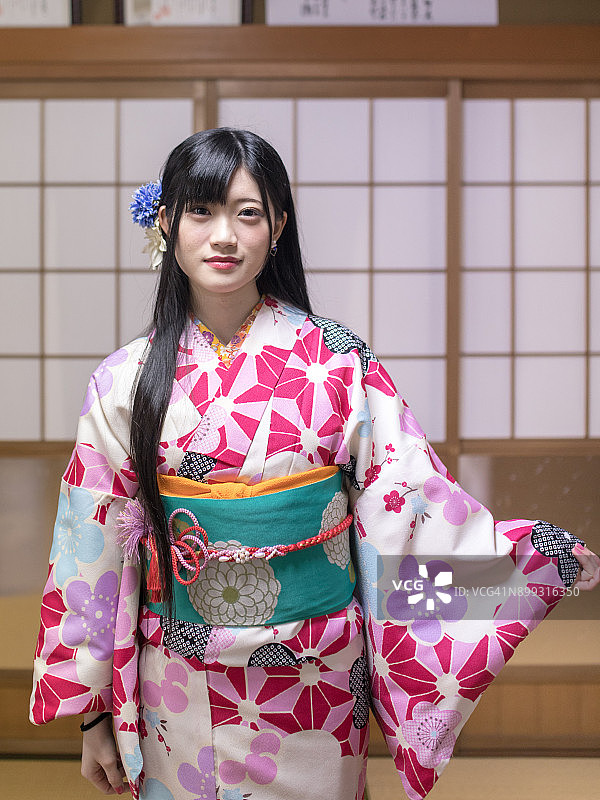 身穿和服传统服饰的年轻女子肖像图片素材