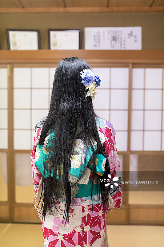 身穿和服的日本女性的背影图片素材